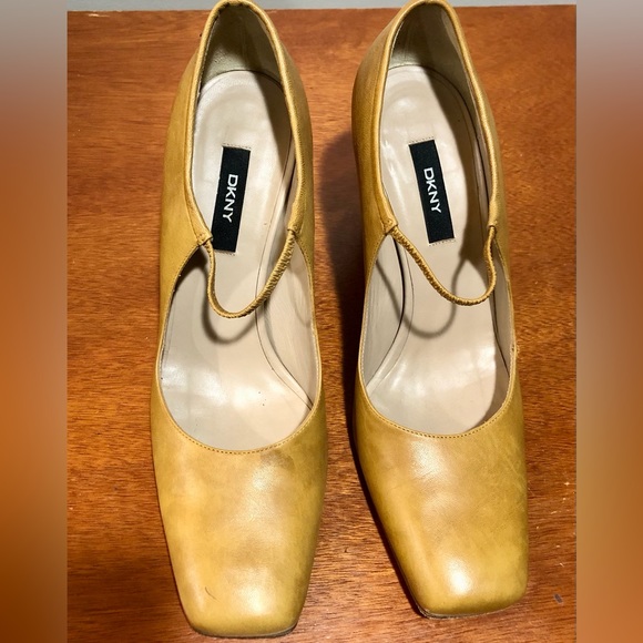 DKNY heels cognac color size 9B. - Picture 2 of 4